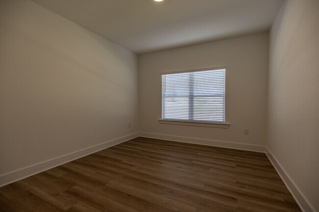 Building Photo - Stunning 5 Bedroom Home in Fairhope, AL! Spacious, Modern, and Move-In Ready!