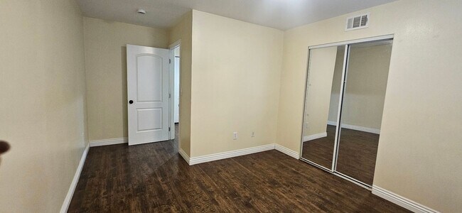 Building Photo - 75(611)