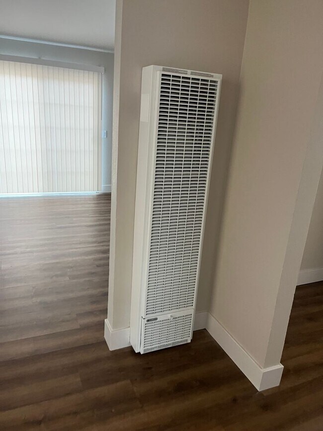 Building Photo - 637 Shepherd Ave