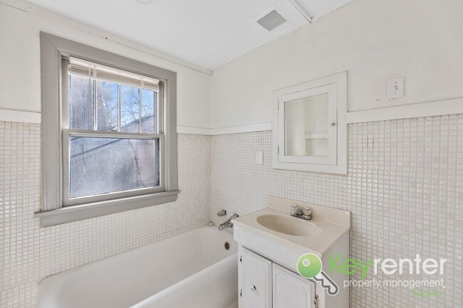 Building Photo - E Lewis St Duplex