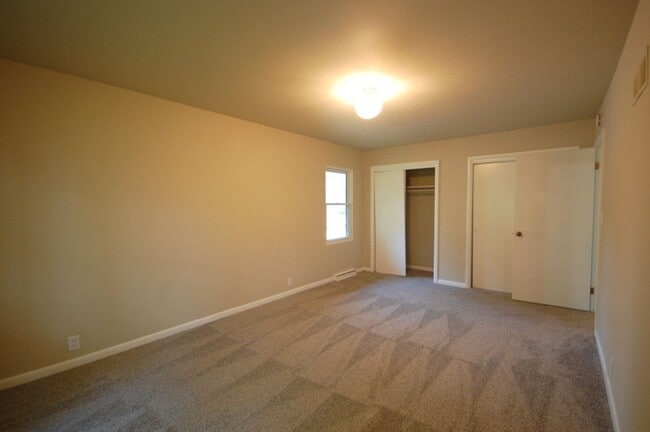 Building Photo - 3 Bedroom 2 Bathroom 2 Stall Attached Garage - Boone Iowa