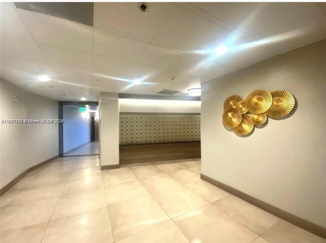 Building Photo - 3731 N Country Club Dr