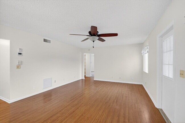 Building Photo - 427 Pine Glen Ln