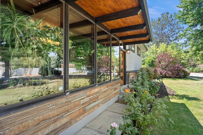 Building Photo - 1542 Fieldcrest Ln