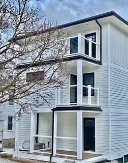 Building Photo - 35 Hunnewell Ave