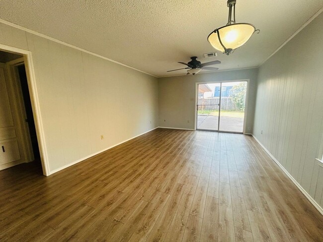 Building Photo - Perfectly Placed Duplex