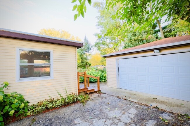 Building Photo - 423 Lawrence Ave