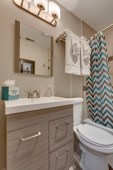 Building Photo - 226 S Hoyne Ave