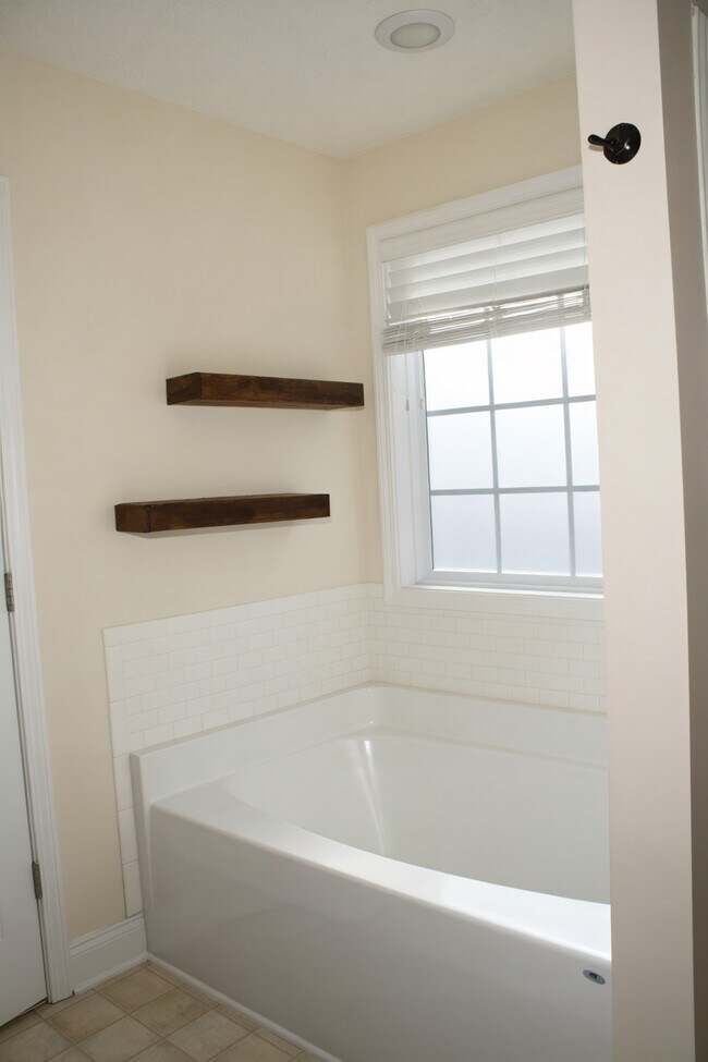 Building Photo - 1275 Eagle's View Dr