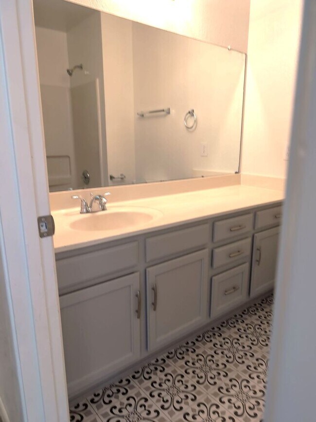 Building Photo - AVAILABLE NOW - NO HOA COMMUNITY!!!