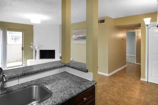 Building Photo - 2800 Jeanetta St