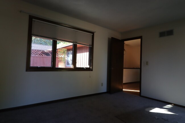 Building Photo - Spacious 3 Bedroom Duplex