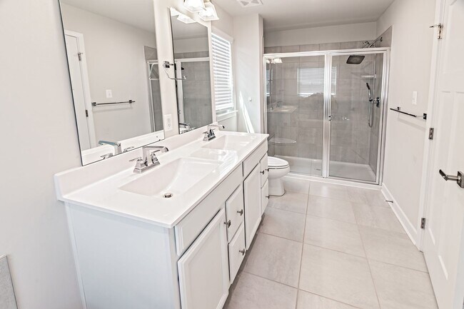 Building Photo - 3 bedroom, 2.5 bath Middletown end unit townhome