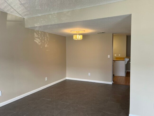 Building Photo - 1514 Manor Dr NE