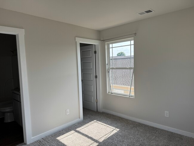 Building Photo - 419 Falls Pointe
