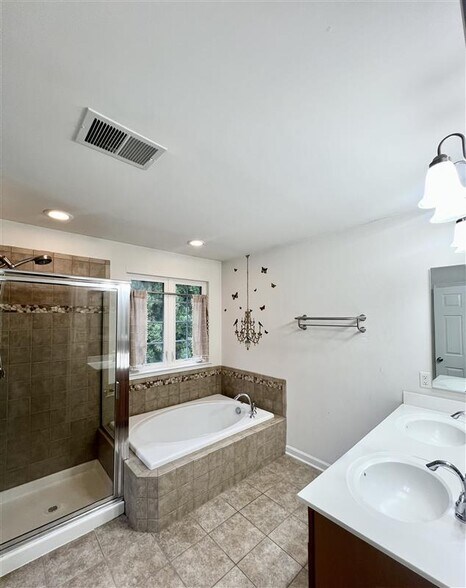 primary bath - 1305 Boulder Creek Rd