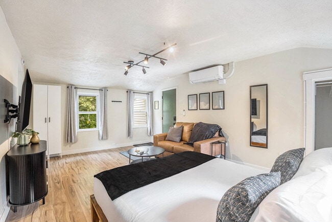 Building Photo - 37 Gold Ave NW