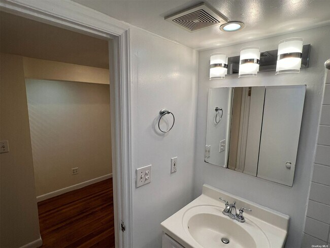 Building Photo - 21 E Cedar St