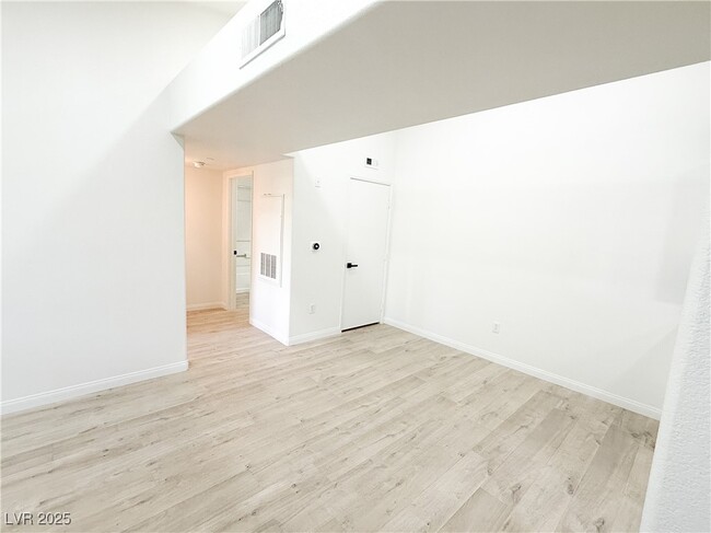 Building Photo - 950 Seven Hills Dr
