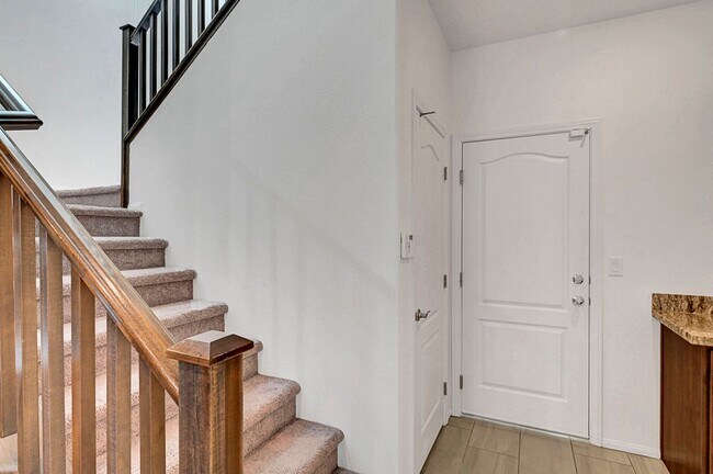 Building Photo - Stunning 3 Bedroom in Skye Canyon Master P...