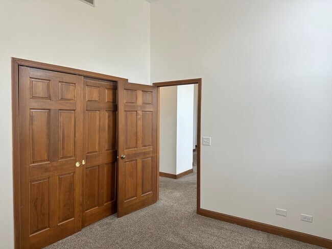 Building Photo - 730 N Seminary Ave