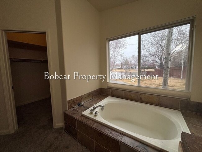 Building Photo - 1054 Camellia Ct