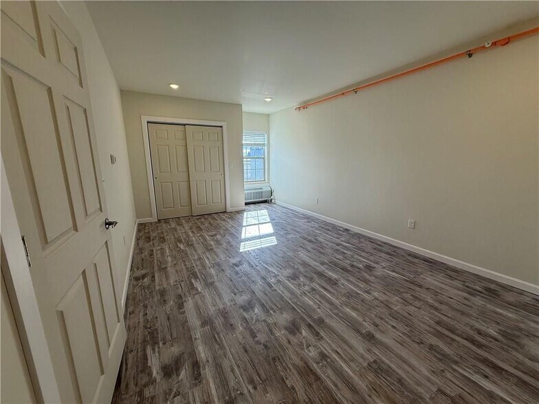 Building Photo - 327 Pine St