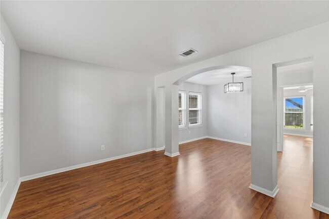 Building Photo - 3111 Glenwood Dr