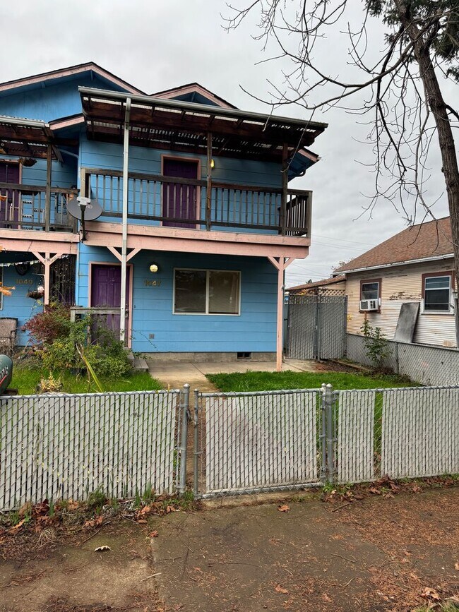 Building Photo - Updated 2 bedroom 1.5 bath duplex!