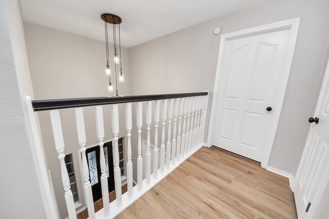 Building Photo - 1410 Long View Dr