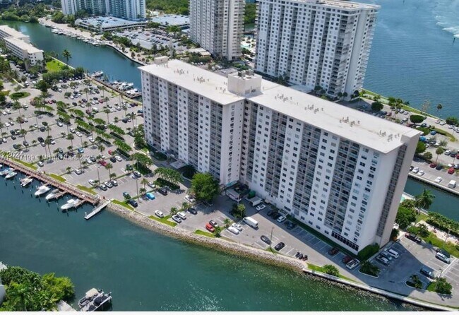 Building Photo - 400 Kings Point Dr