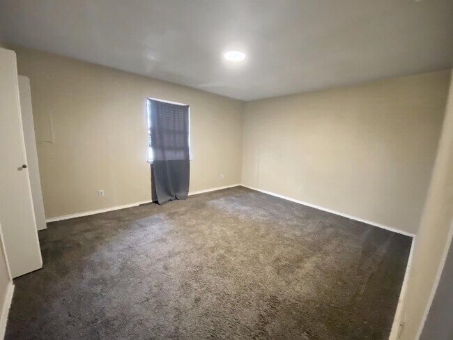 Building Photo - 105 E Wolfcamp Dr