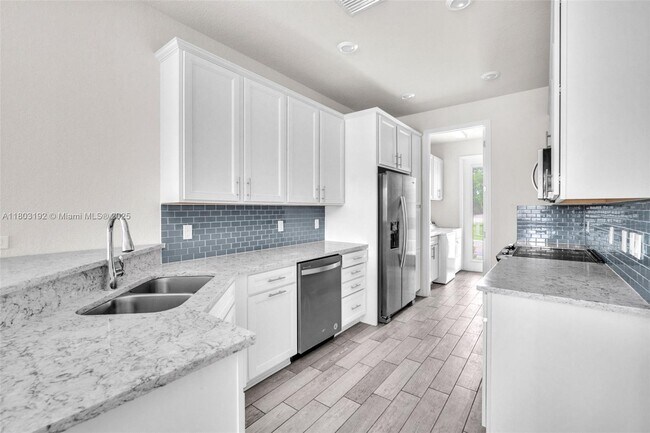 Building Photo - 5040 Eucalyptus Dr