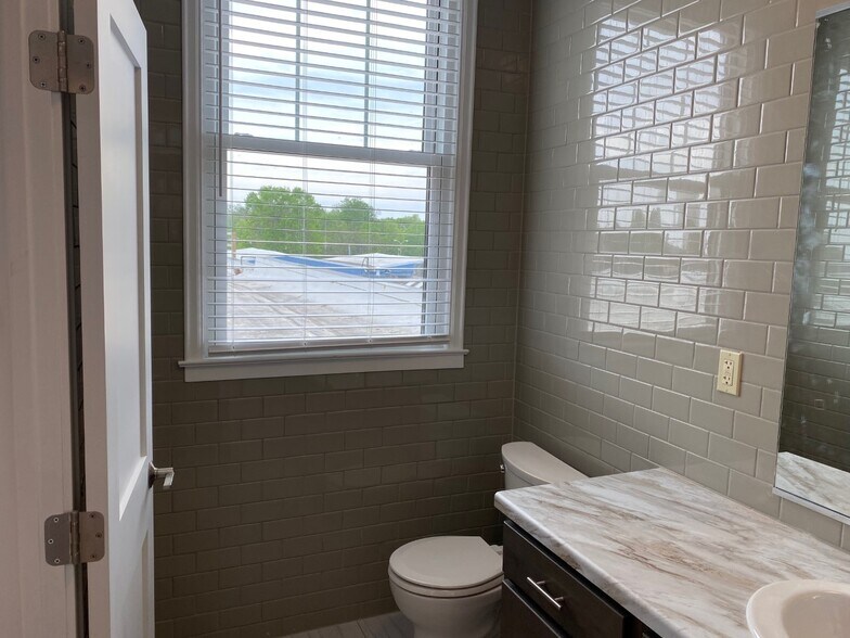 Building Photo - 413 Main Ave