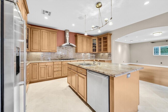 Building Photo - 2006 Manhattan Beach Blvd