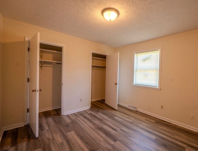 Building Photo - 922 Southern Hills Dr