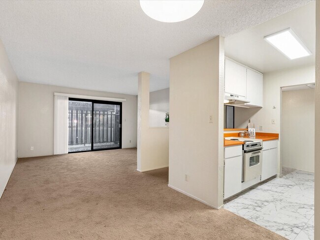 Building Photo - 2955 Lakeside Dr