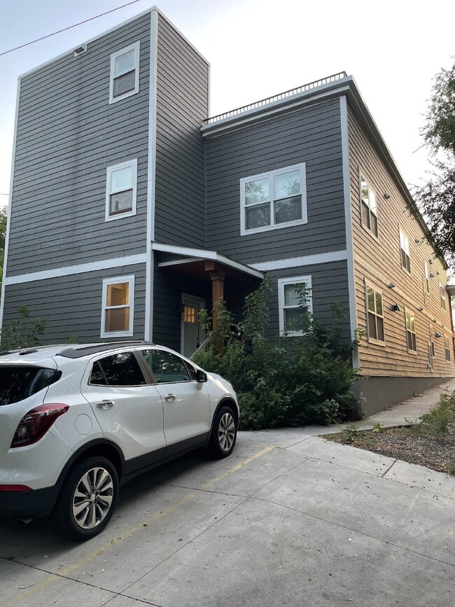 Building Photo - Spacious 2 Bedroom 2 Bathroom On the Greenway!