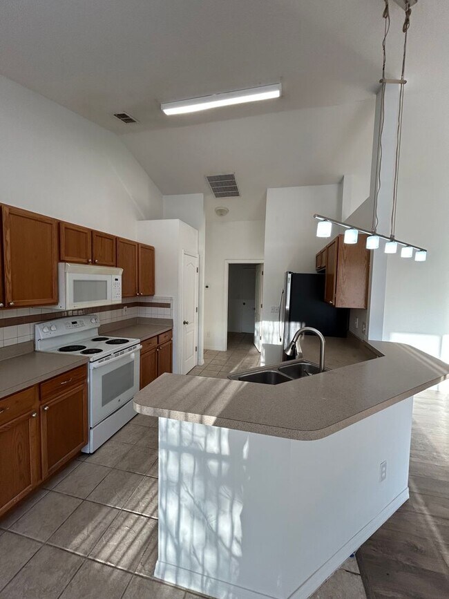 Building Photo - 10500 Lake Hasson Cir