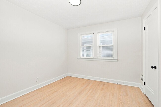 Building Photo - 397 Catherine St