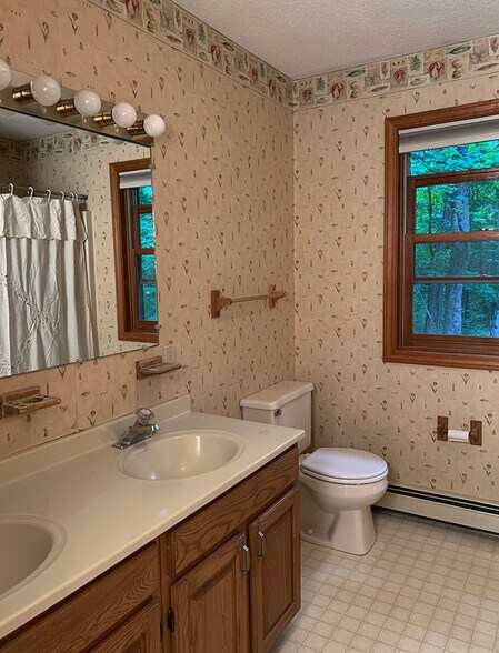 Full Bath - 146 Fern Rd