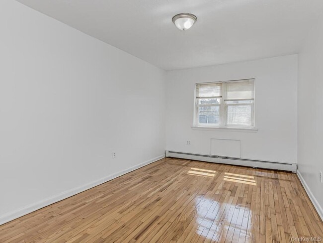 Building Photo - 724 E 223rd St