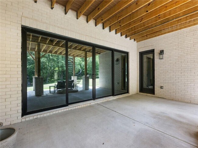 Building Photo - 566 Versailles Dr