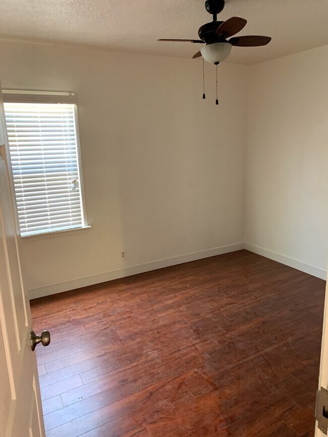 Building Photo - 3 Bedroom Home with HUGE yard!