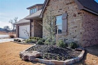 Building Photo - 3 Bed | 2 Bath | 2 Car Garage - Bungalow S...