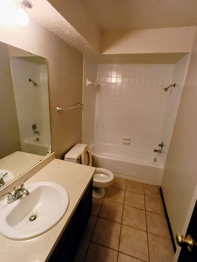 Building Photo - 3 bed, 2 bath - Carl Albert Schools!