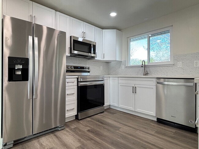 Building Photo - Beautiful Sandy Remodel Near Union Park!