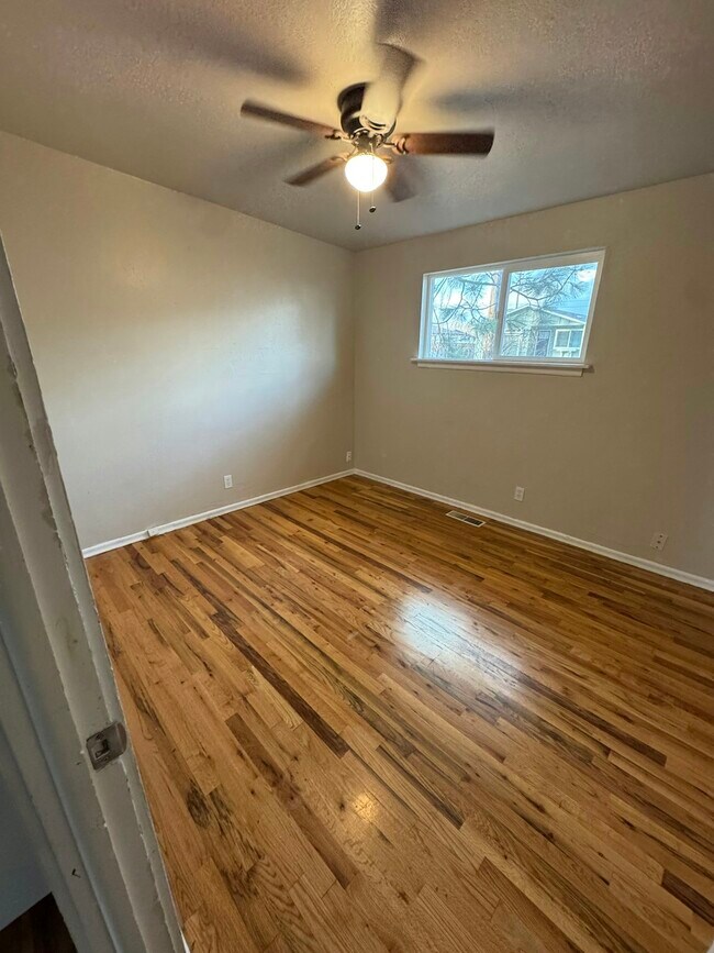 Building Photo - 1325 E 5th N