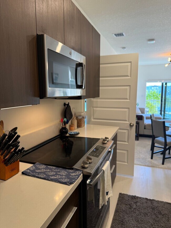 Building Photo - Premium Lake-View URBANA Residence Steps from Downtown Doral