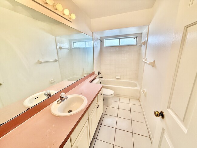 Building Photo - 3237 Fairfield Dr